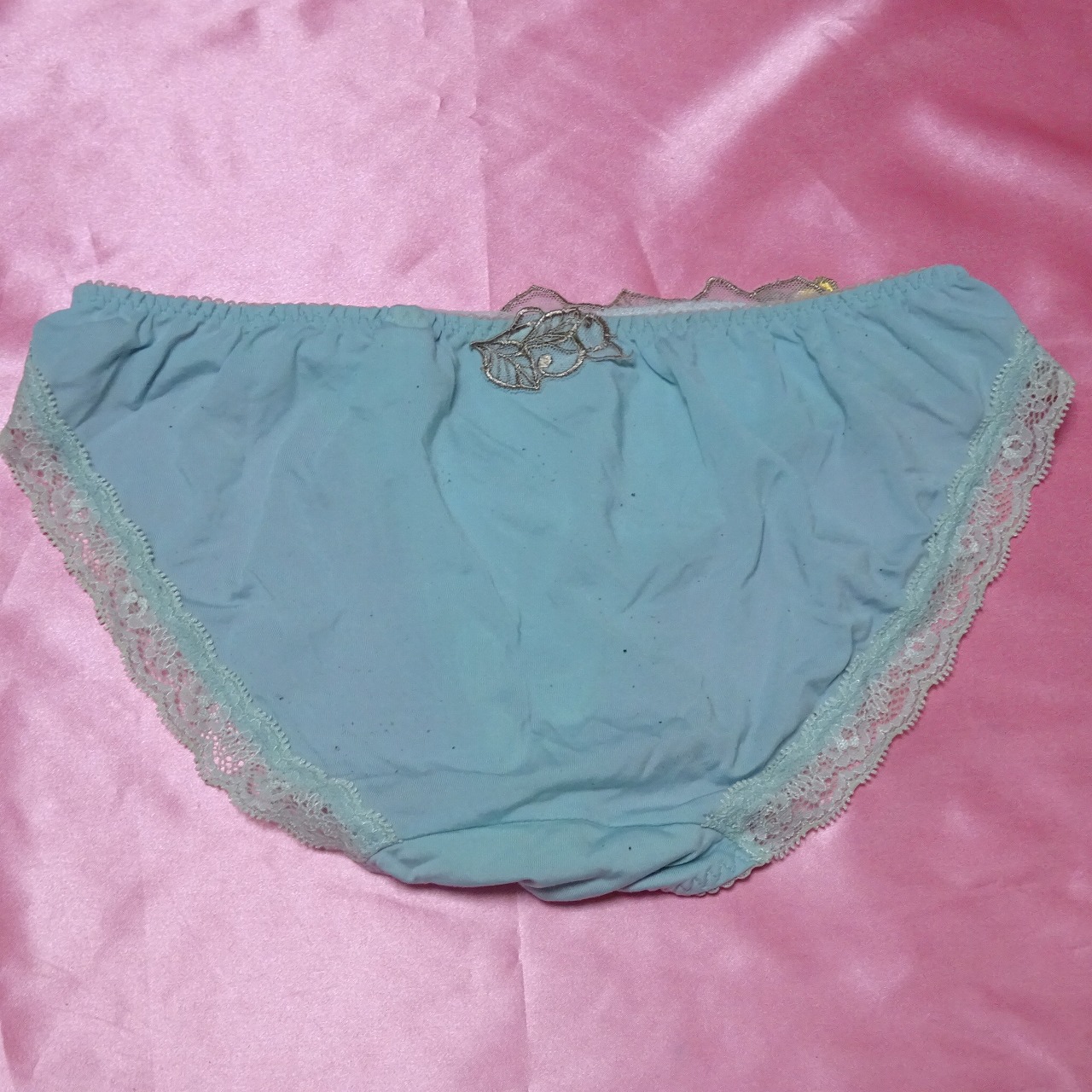395 ワコール サルート Salute Mサイズ ショーツ 中古 大人用インナー 水色/ライトブルー 黄色バラ刺繍 限定1点 販売 - 画像 (3)