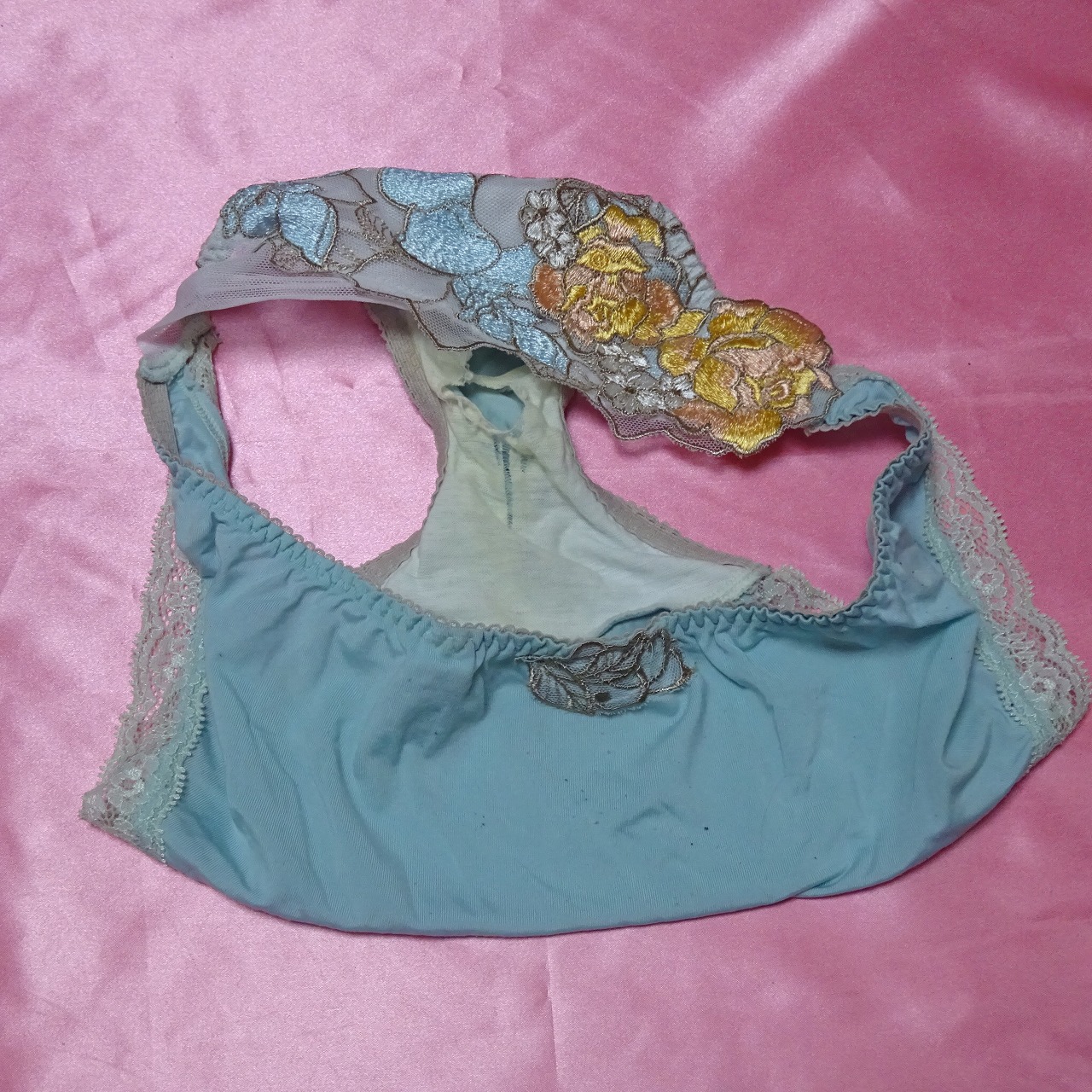 395 ワコール サルート Salute Mサイズ ショーツ 中古 大人用インナー 水色/ライトブルー 黄色バラ刺繍 限定1点 販売 - 画像 (2)