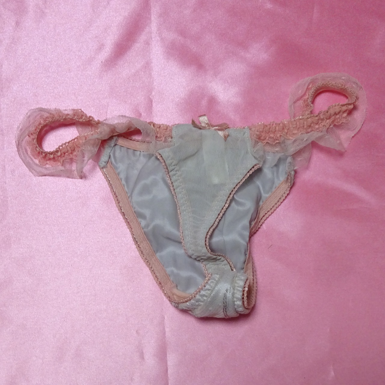 420 Mサイズ Tバックショーツ 中古 大人用インナー グレー/ピンク刺繍 光沢サテン リボン付き 販売 - 画像 (2)